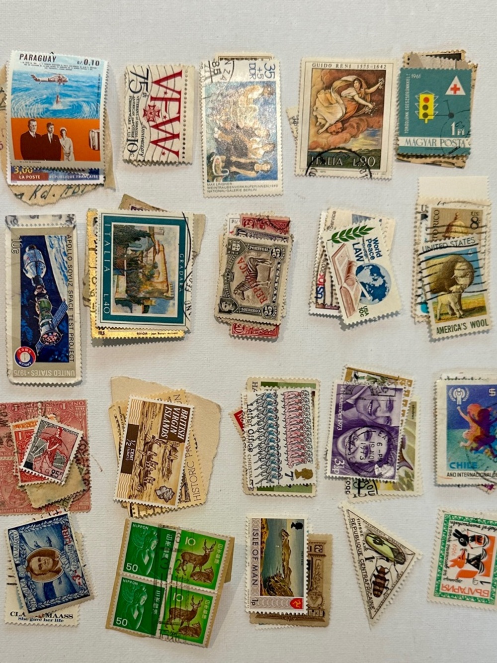 Approximately 750 Vintage International and US Postage Stamps - Weight is 3 0z - Picture 4 of 10